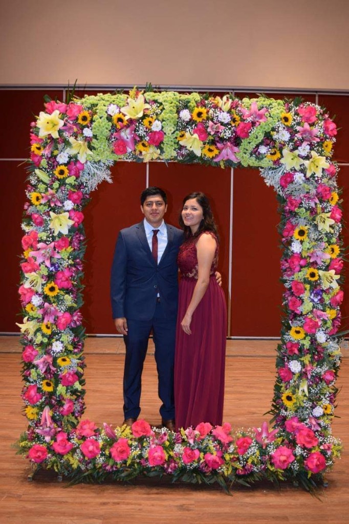 Paloma y Edgar en un marco de flores