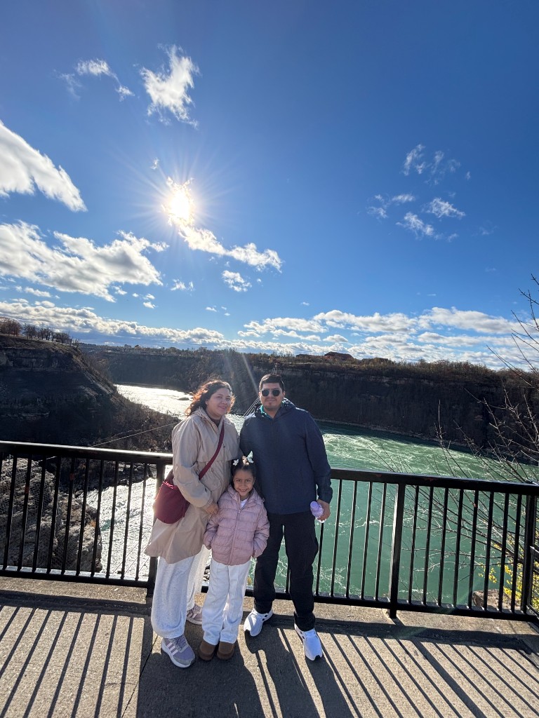 Paloma, Edgar y una niña frente a las cataratas